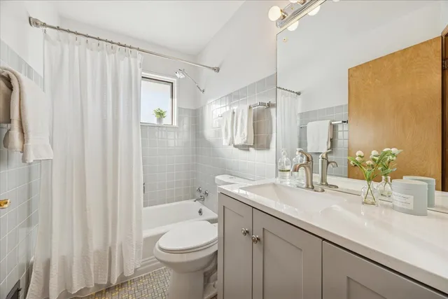 $389,900 | 11121 Martindale Drive, Westchester, IL 60154