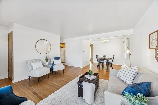 $389,900 | 11121 Martindale Drive, Westchester, IL 60154