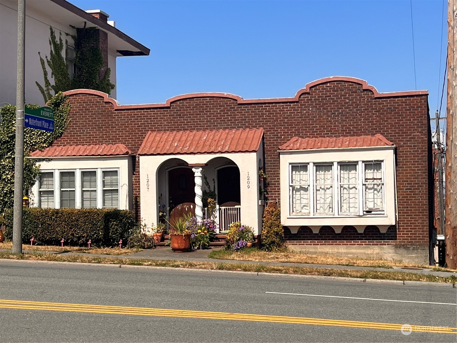1201 Pacific Avenue Everett, WA 98201 - Photo 4 of 24 a front view of a house