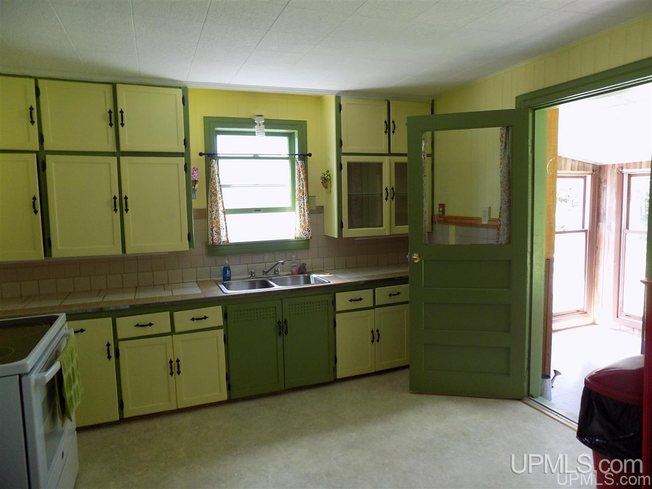 877 N River Road Manistique, MI 49854 - Photo 6 of 43