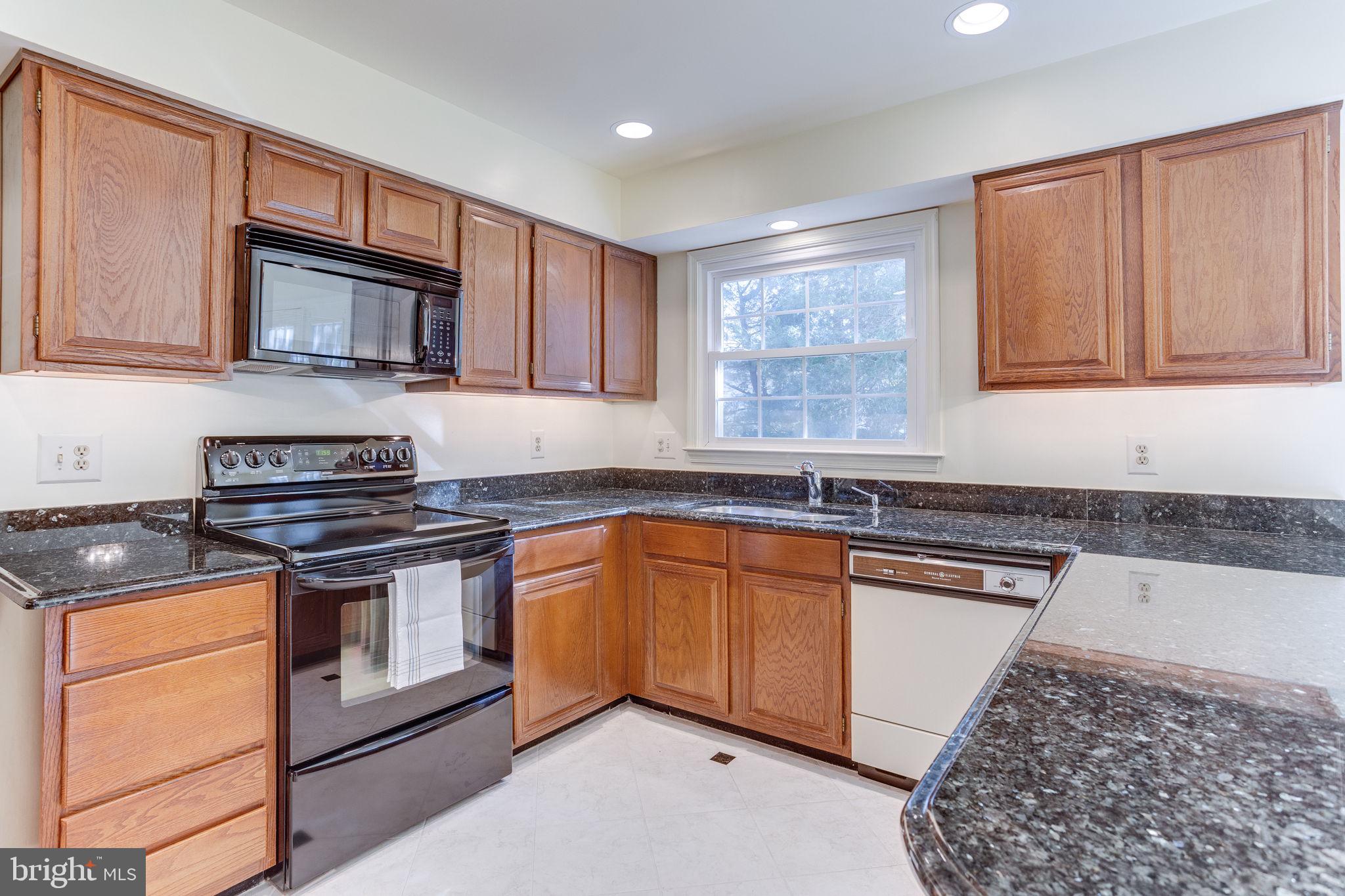 160 Peyton Road Sterling, VA 20165 - Photo 12 of 44 Under cab & recessed lighting