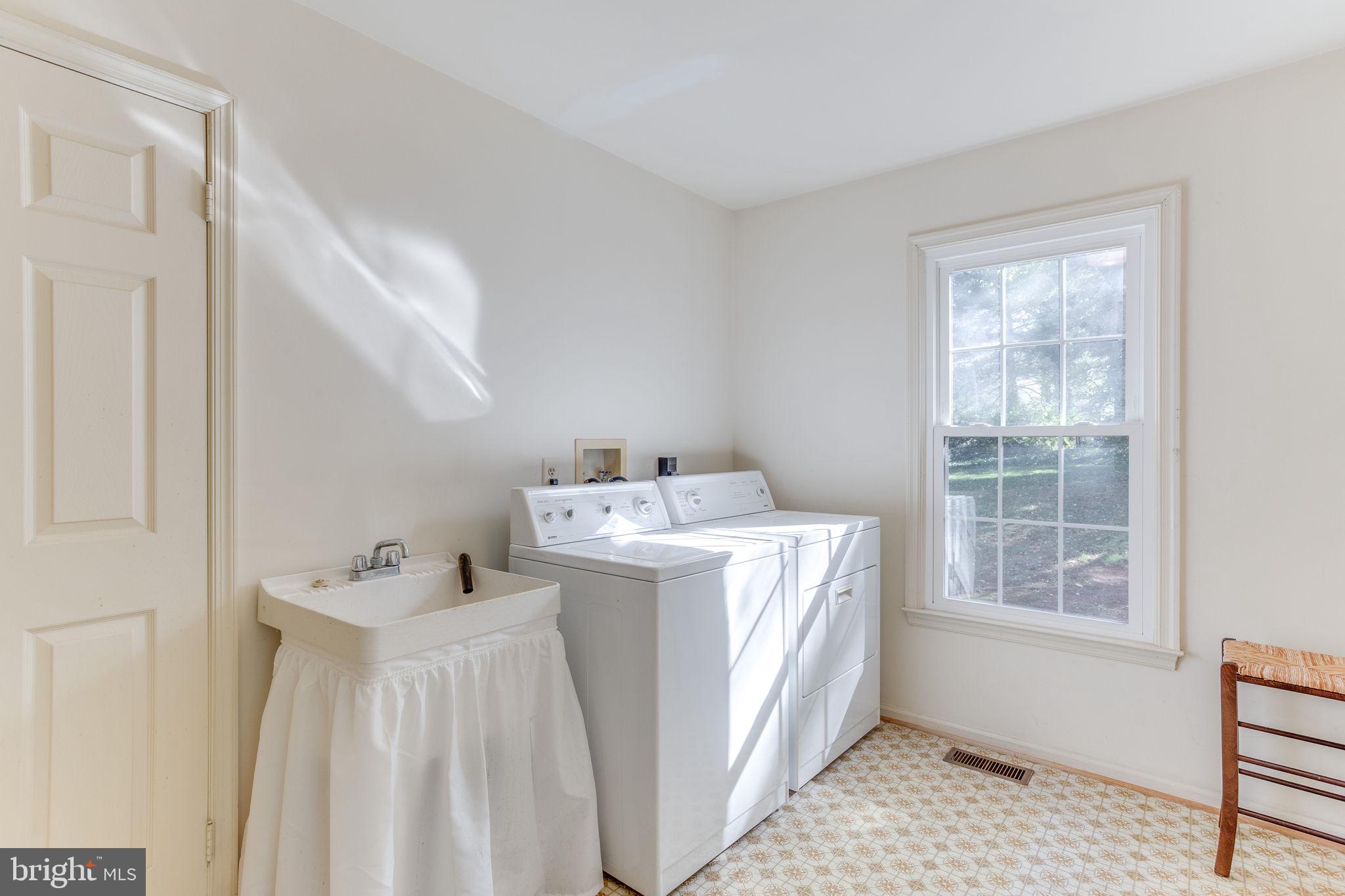 160 Peyton Road Sterling, VA 20165 - Photo 19 of 44 Large laundery/med room off garage
