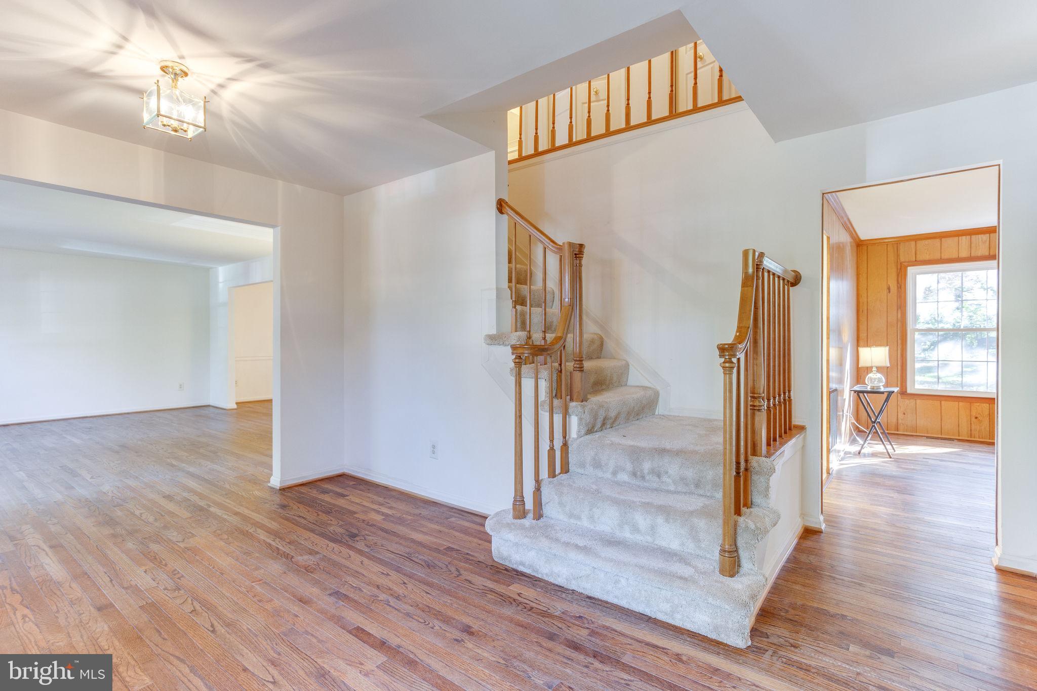 160 Peyton Road Sterling, VA 20165 - Photo 20 of 44 Carpeted staircase to UL