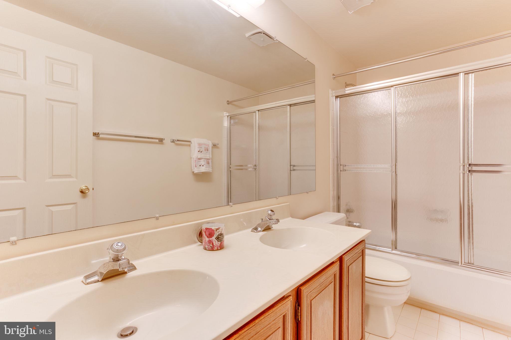 160 Peyton Road Sterling, VA 20165 - Photo 30 of 44 Hall bath with double vanities
