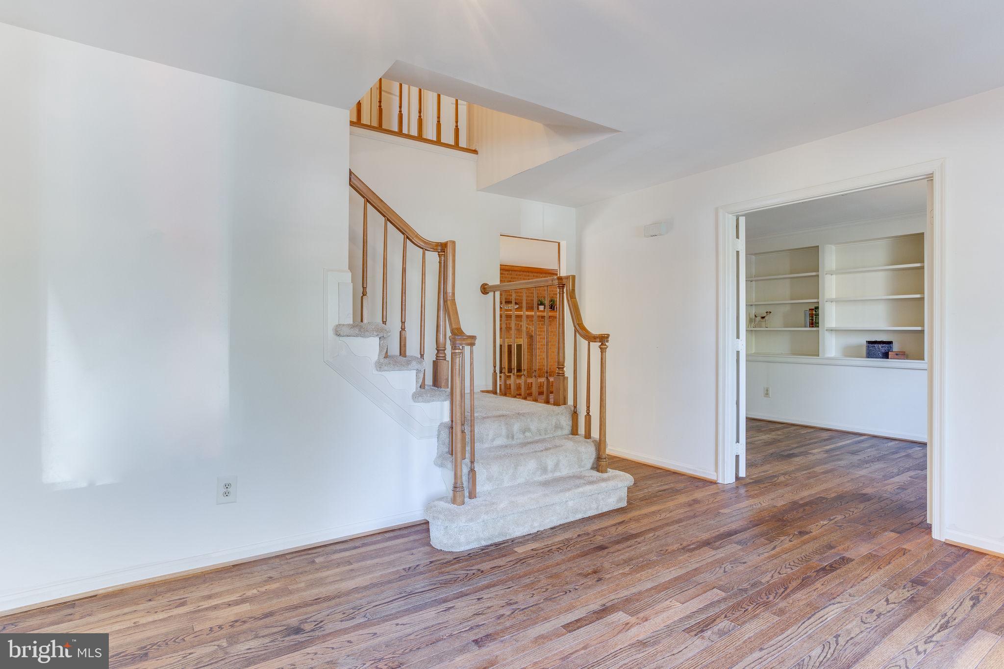 160 Peyton Road Sterling, VA 20165 - Photo 4 of 44 Large foyer