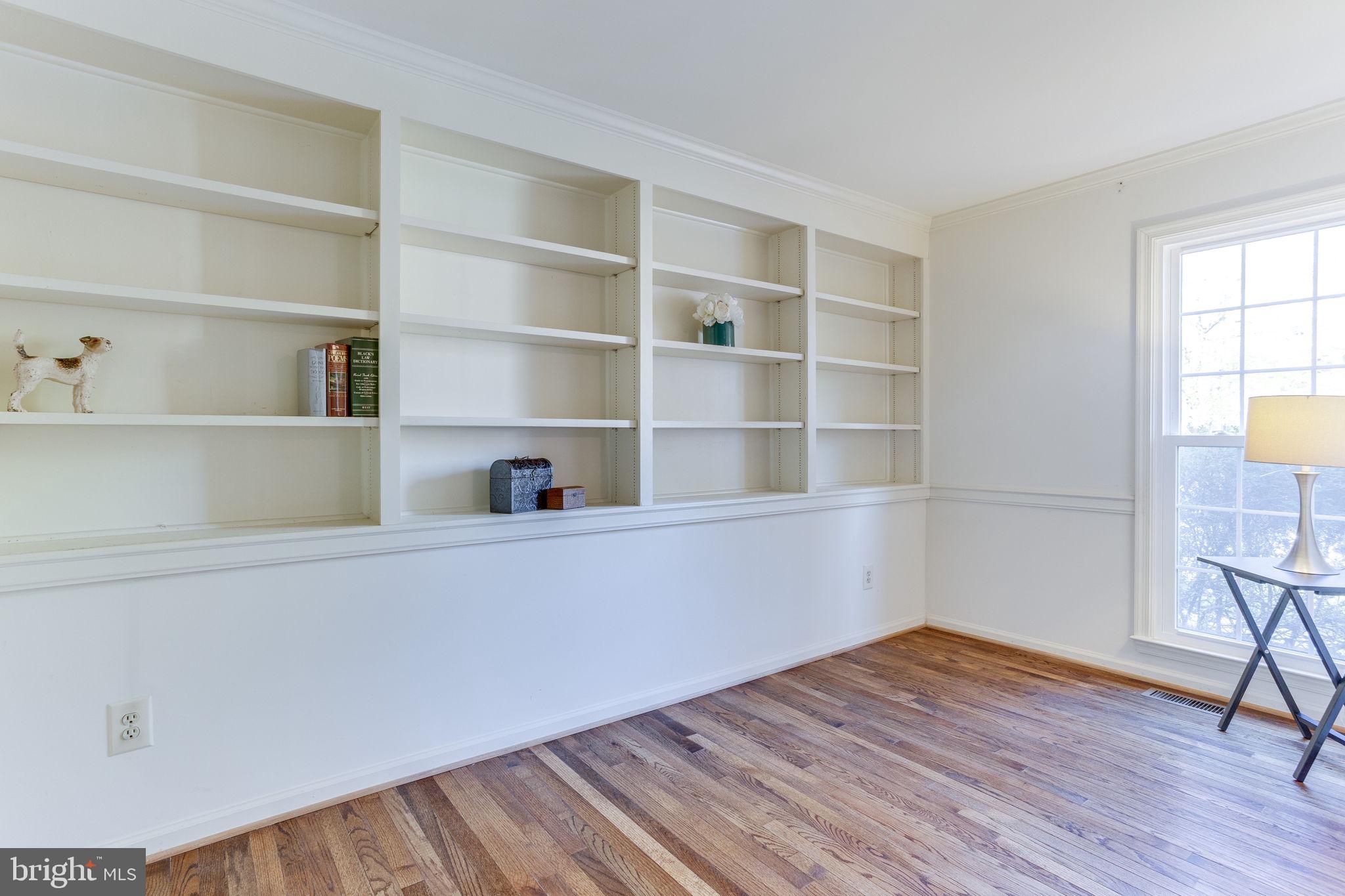 160 Peyton Road Sterling, VA 20165 - Photo 5 of 44 Officee to R of foyer