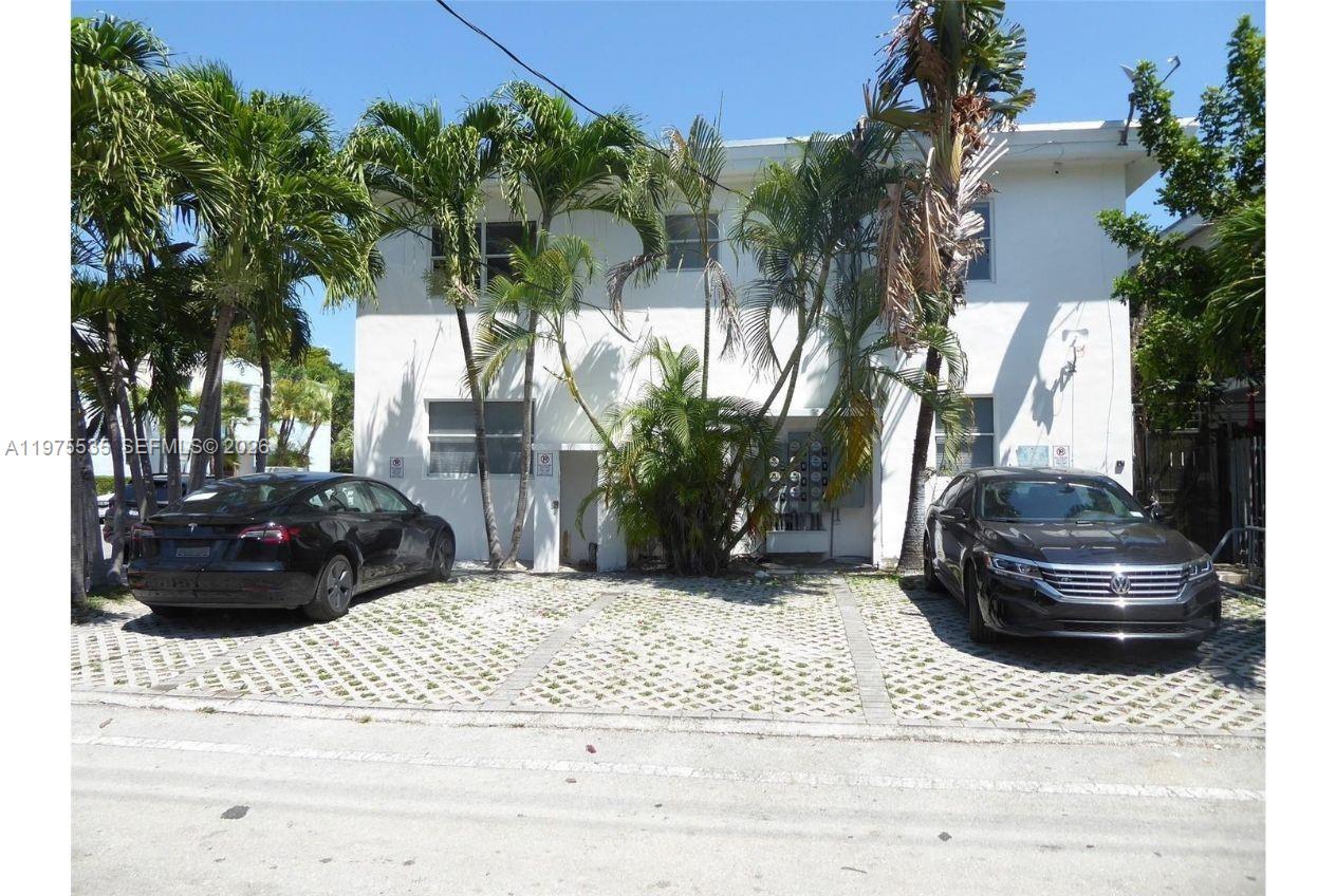 1000 7th Street Miami Beach, FL 33139 - Photo 32 of 36 a view of a backyard of a house