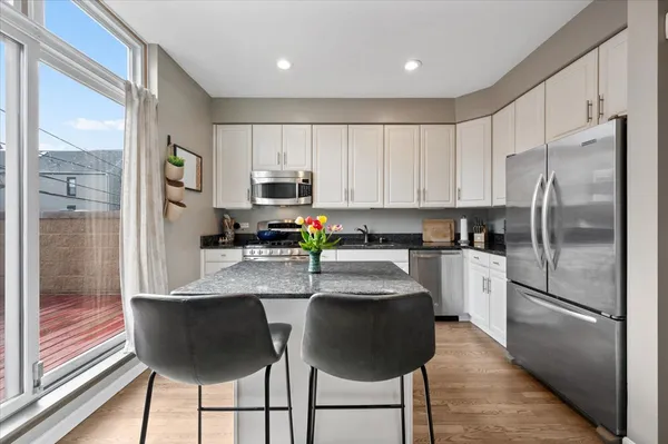 $5,400 | 1214 West School Street, Chicago, IL 60657