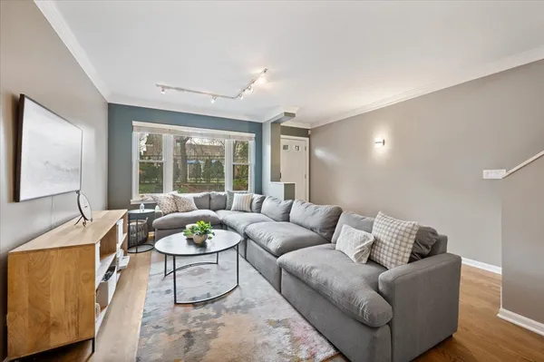 $5,400 | 1214 West School Street, Chicago, IL 60657