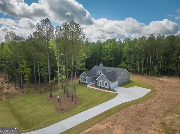 a view of a house with backyard