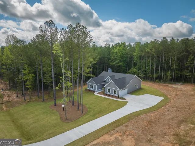 a view of a house with backyard