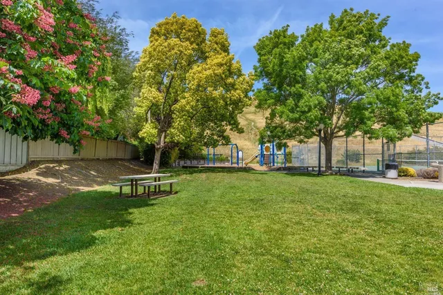 $1,099,000 | 63 Windsor Lane, Petaluma, CA 94952