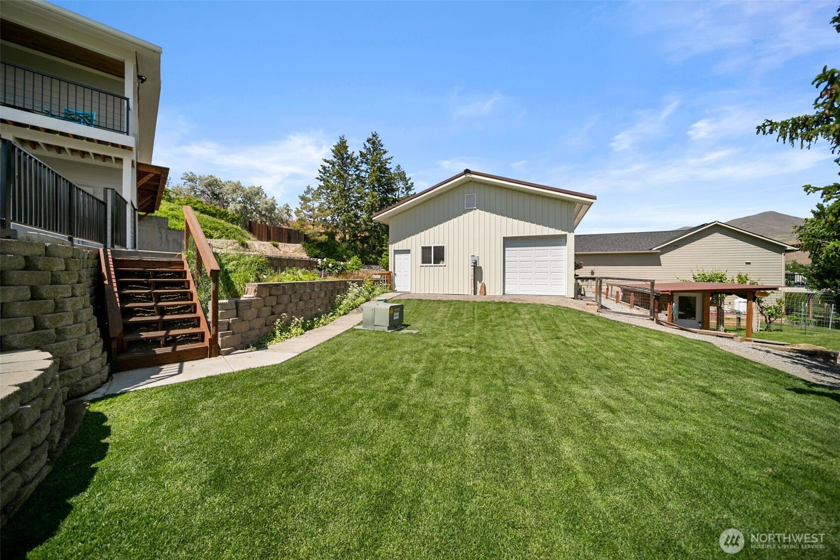 1901 Sleepy Hollow Road Wenatchee, WA 98801 - Photo 30 of 40 a front view of a house with garden