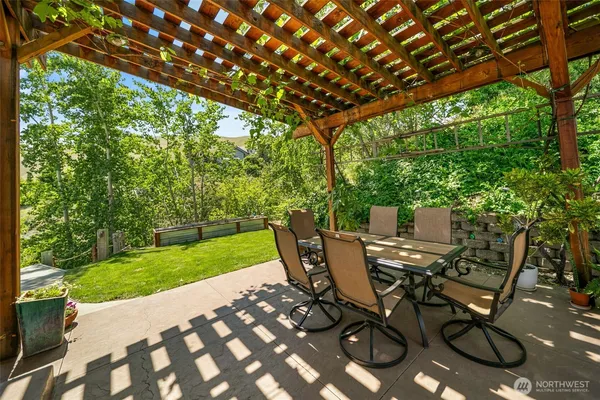 a view of an outdoor sitting area with furniture and garden