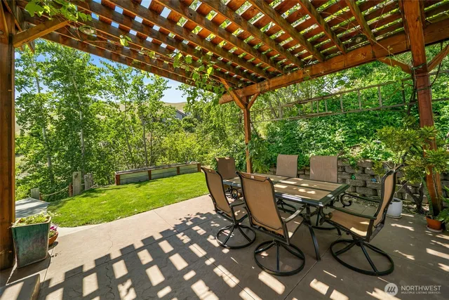 a view of an outdoor sitting area with furniture and garden