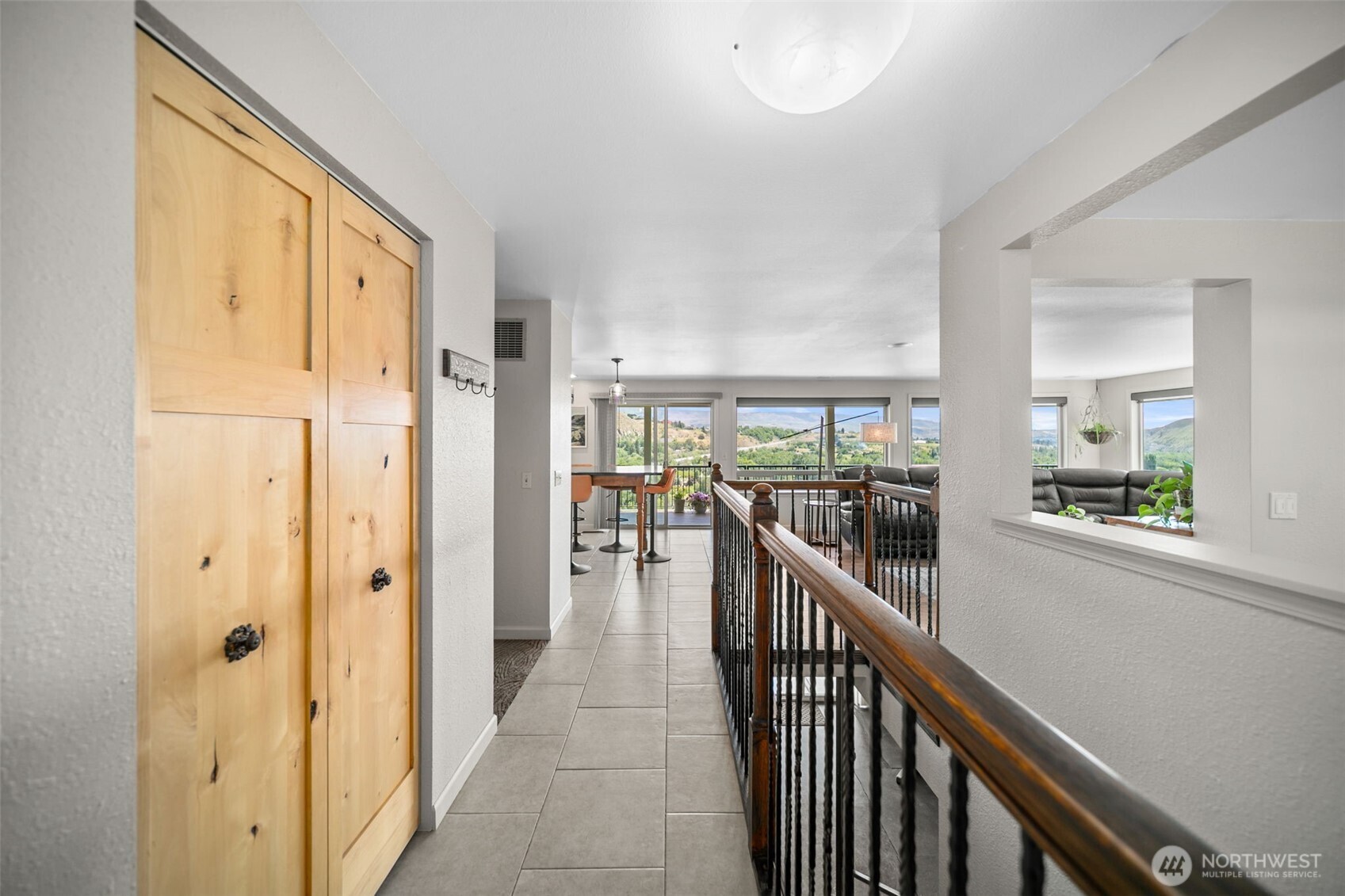 1901 Sleepy Hollow Road Wenatchee, WA 98801 - Photo 9 of 40 a view of a hallway with wooden floor and windows