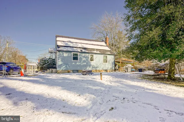 a view of a house with a yard and garage
