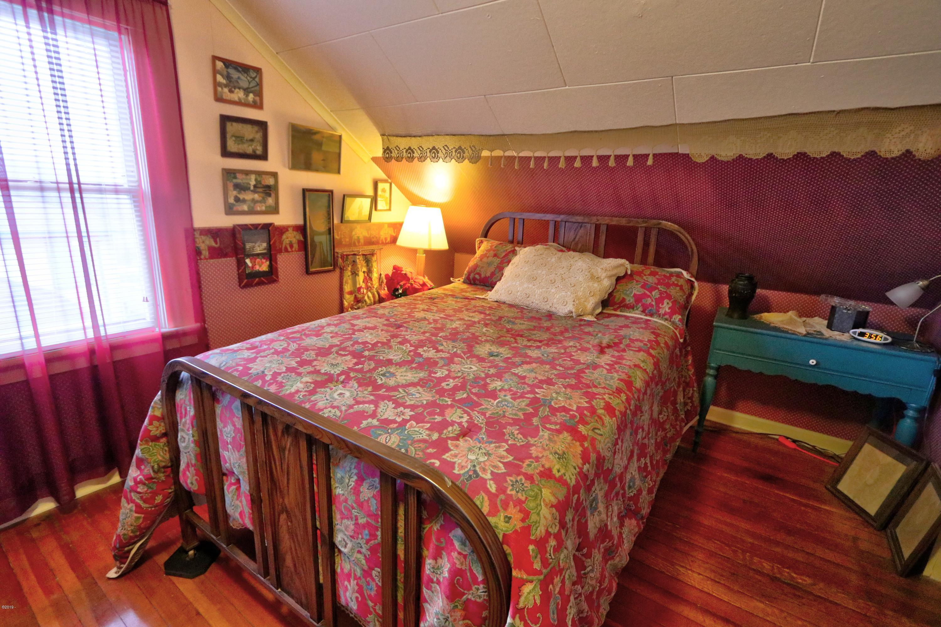 19 Southwest Hurbert Street Newport, OR 97365 - Photo 29 of 51 Bedroom 2