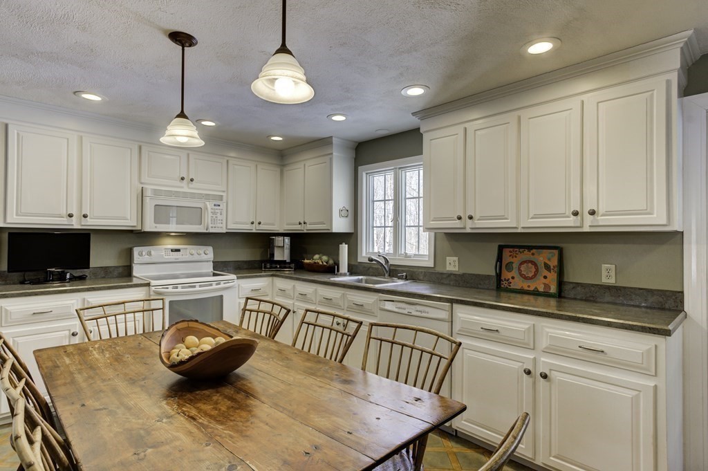 6 Stephanie Road Medway, MA 02053 - Photo 8 of 30 Gallery Image 8