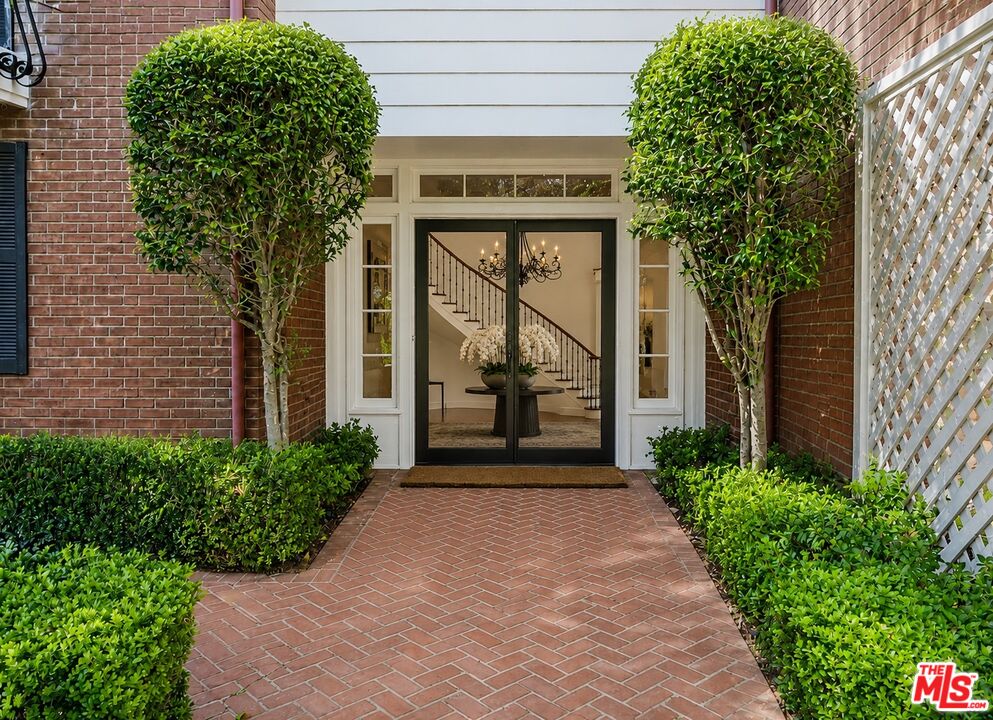 12386 Ridge Circle Los Angeles, CA 90049 - Photo 5 of 65