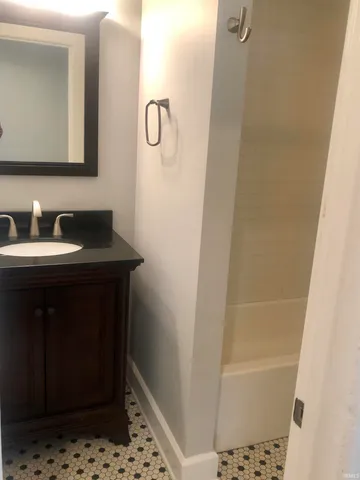 $2,125 | 729 East Hunter Avenue, Unit 2, Bloomington, IN 47401