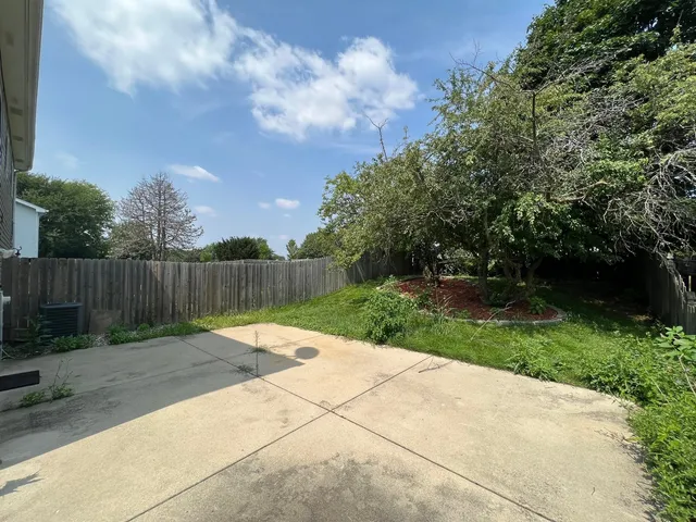 $1,975 | 725 Clearwood Court, Aurora, IL 60504