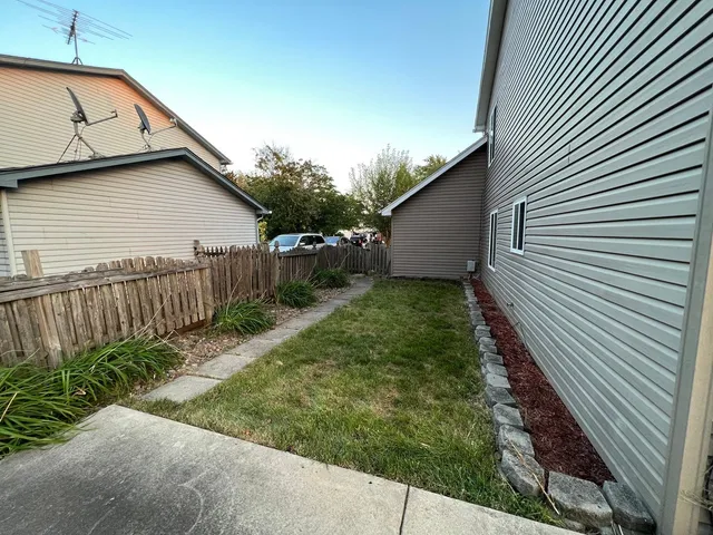 $1,975 | 725 Clearwood Court, Aurora, IL 60504