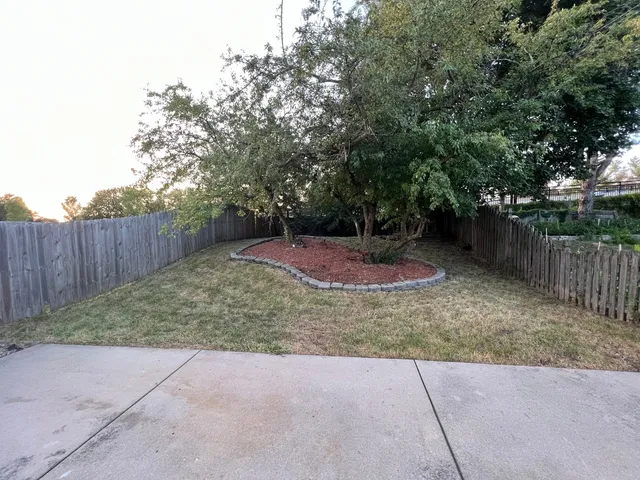 $1,975 | 725 Clearwood Court, Aurora, IL 60504