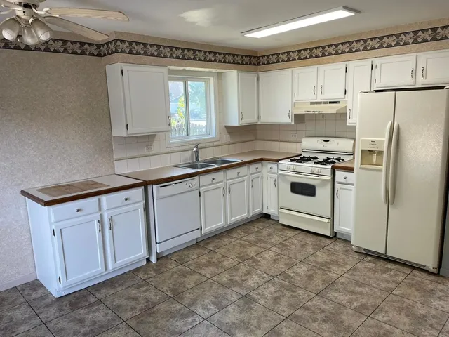 $1,975 | 725 Clearwood Court, Aurora, IL 60504