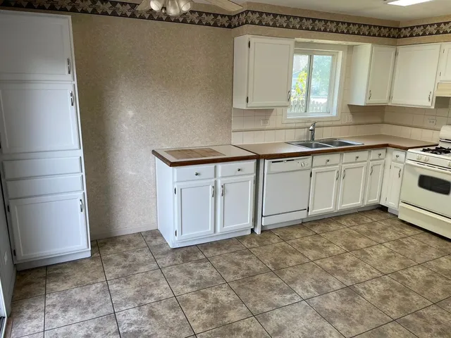 $1,975 | 725 Clearwood Court, Aurora, IL 60504