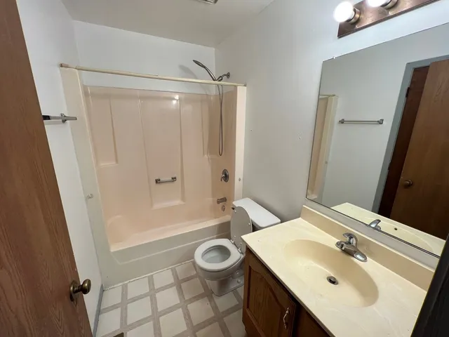 $1,975 | 725 Clearwood Court, Aurora, IL 60504