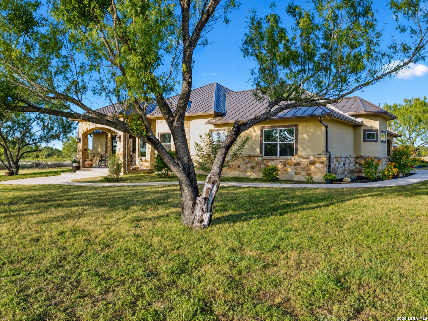 230 Casarez Road Pleasanton, TX 78064 - Photo 6 of 32 Gallery Image 6