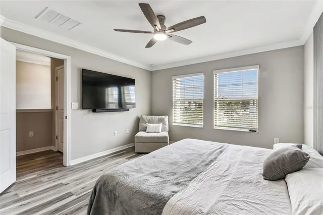 a en suite bathroom with double sink and a large mirror