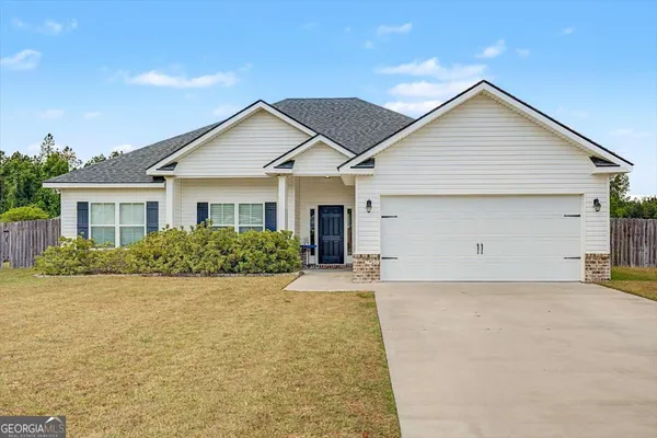 a view of a house with backyard and garden