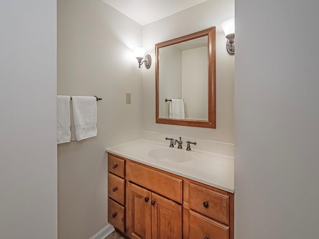 900 Washington Road, Unit 512 Pittsburgh, PA 15228 - Photo 21 of 29 a bathroom with a sink vanity and mirror