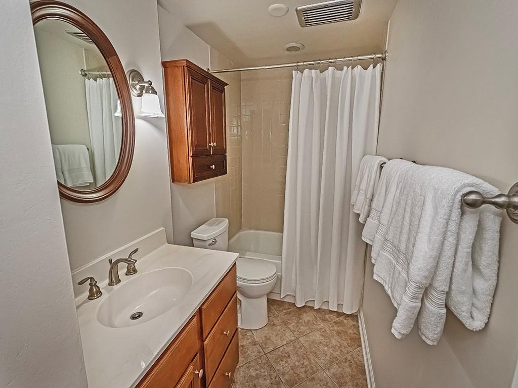900 Washington Road, Unit 512 Pittsburgh, PA 15228 - Photo 23 of 29 a bathroom with a sink and a mirror