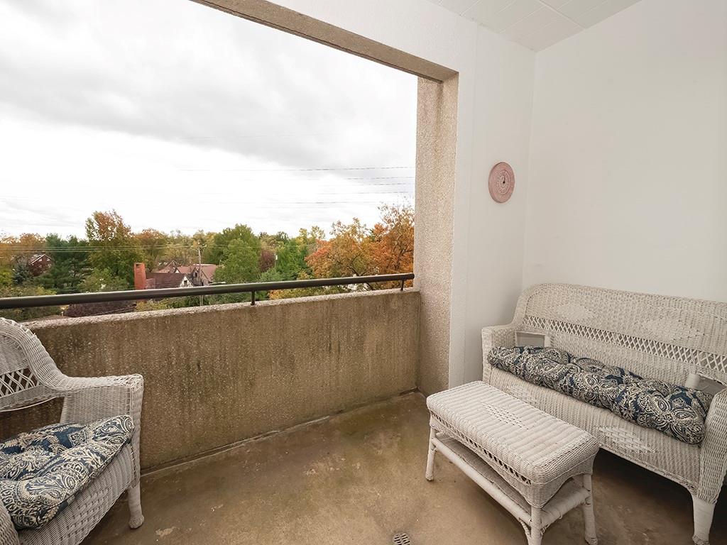 900 Washington Road, Unit 512 Pittsburgh, PA 15228 - Photo 24 of 29 a bedroom with a bed and a couch