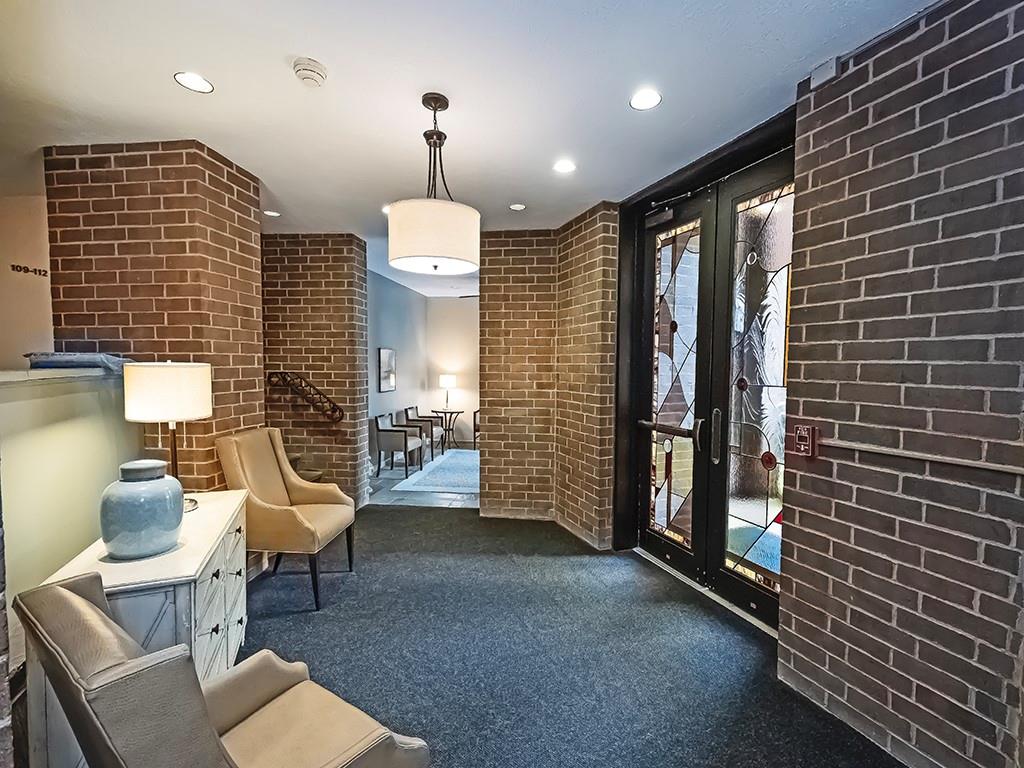 900 Washington Road, Unit 512 Pittsburgh, PA 15228 - Photo 4 of 29 a view of a livingroom with furniture and rug