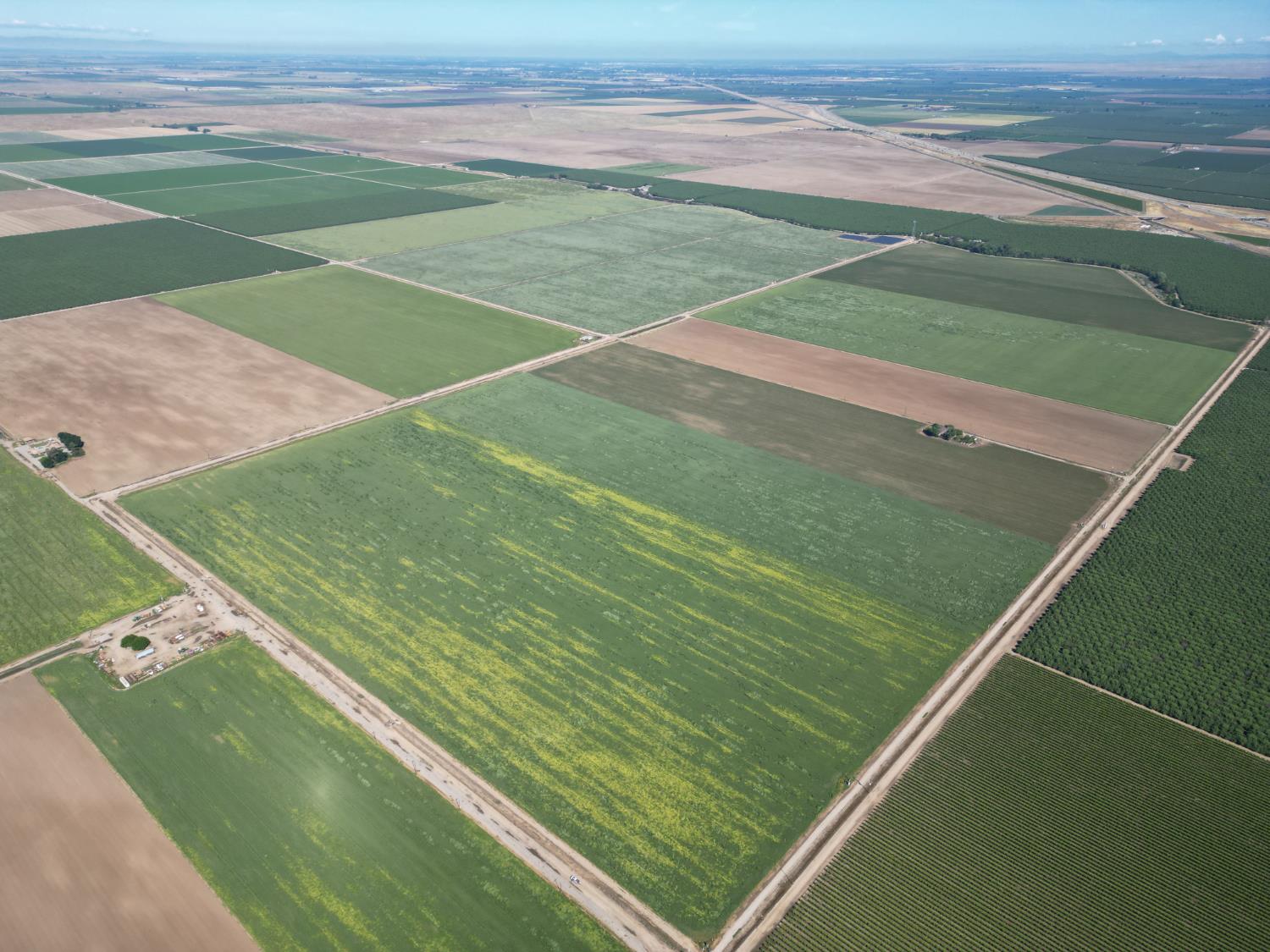 8841 Cross Road Chowchilla, CA 93610 - Photo 1 of 20 a view of a tennis court