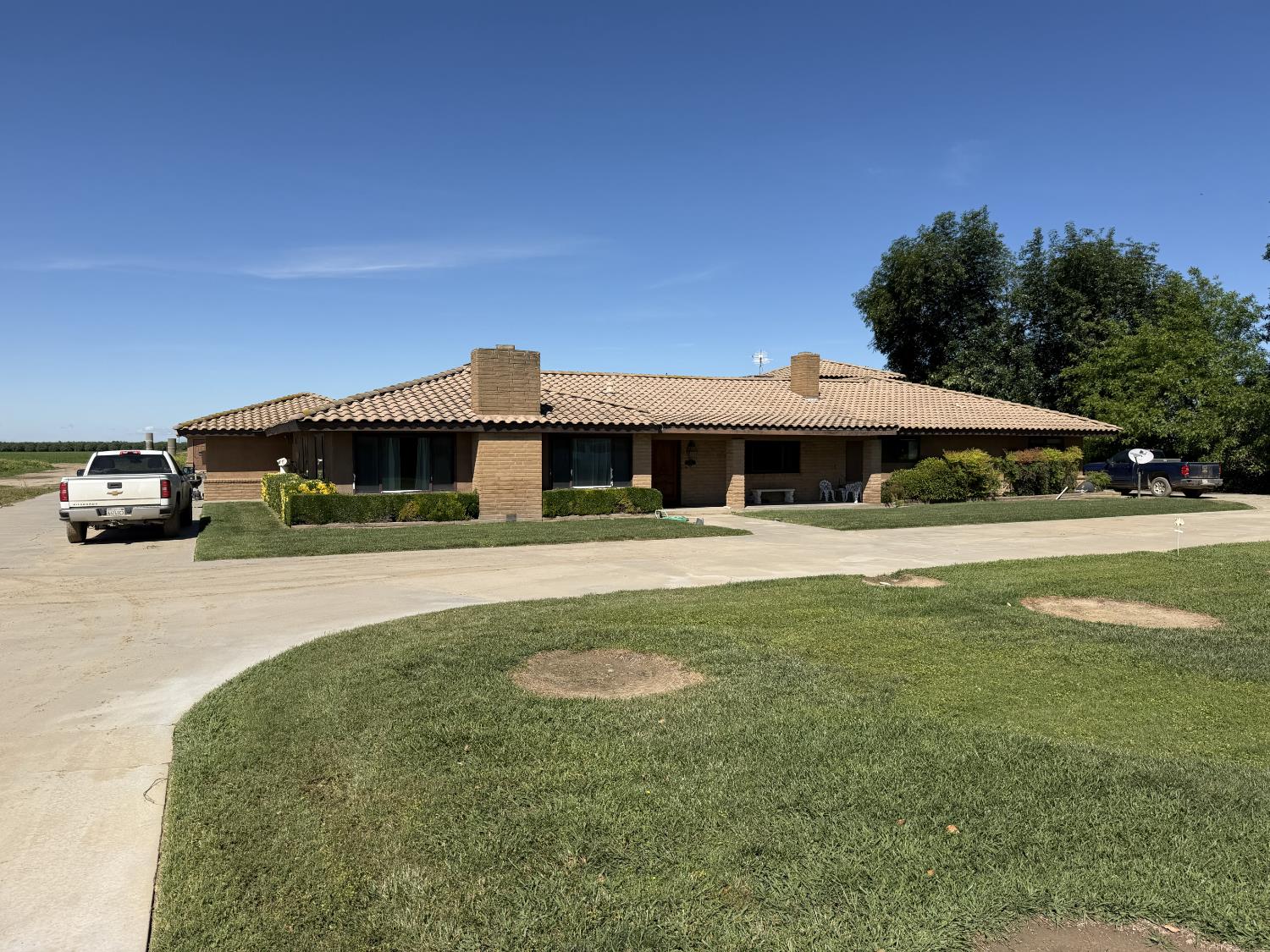 8841 Cross Road Chowchilla, CA 93610 - Photo 13 of 20 a front view of a house with a yard