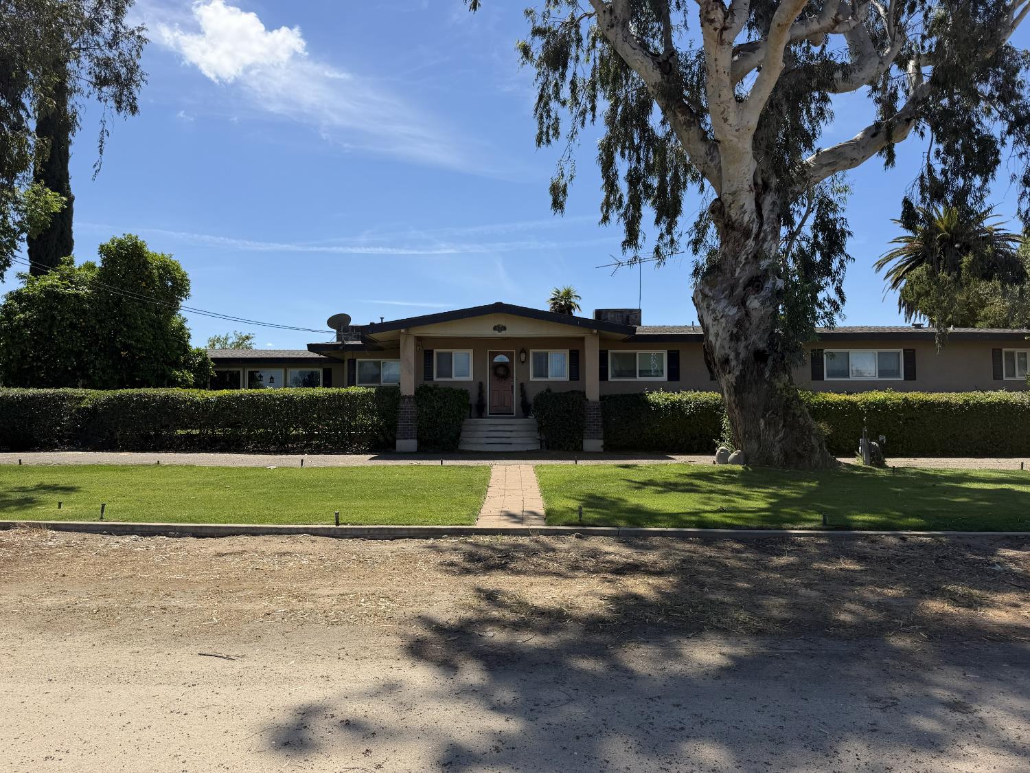 8841 Cross Road Chowchilla, CA 93610 - Photo 20 of 20 a front view of a house with a yard and trees