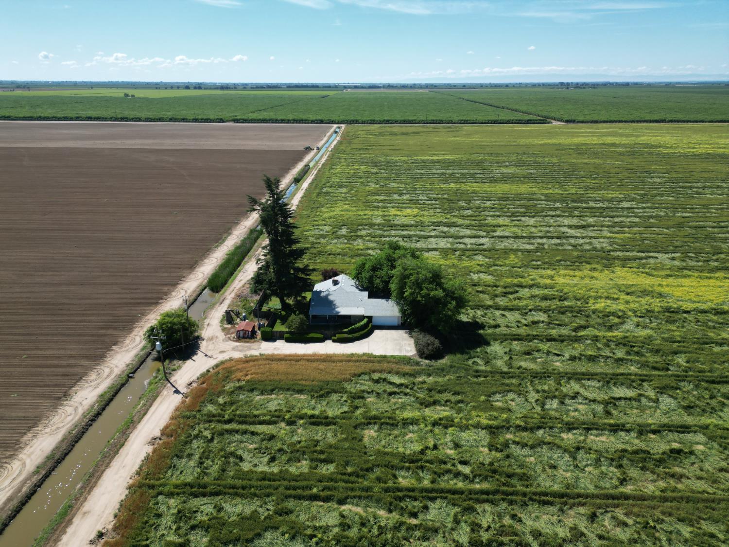 8841 Cross Road Chowchilla, CA 93610 - Photo 2 of 20 a view of a lake from a balcony
