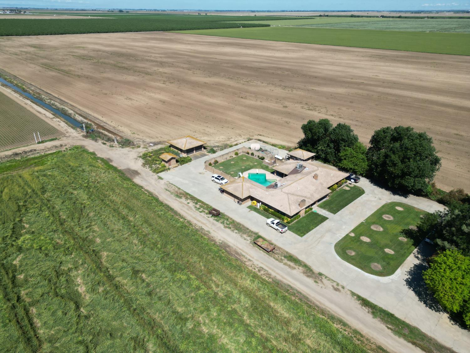 8841 Cross Road Chowchilla, CA 93610 - Photo 5 of 20 a view of swimming pool with a yard