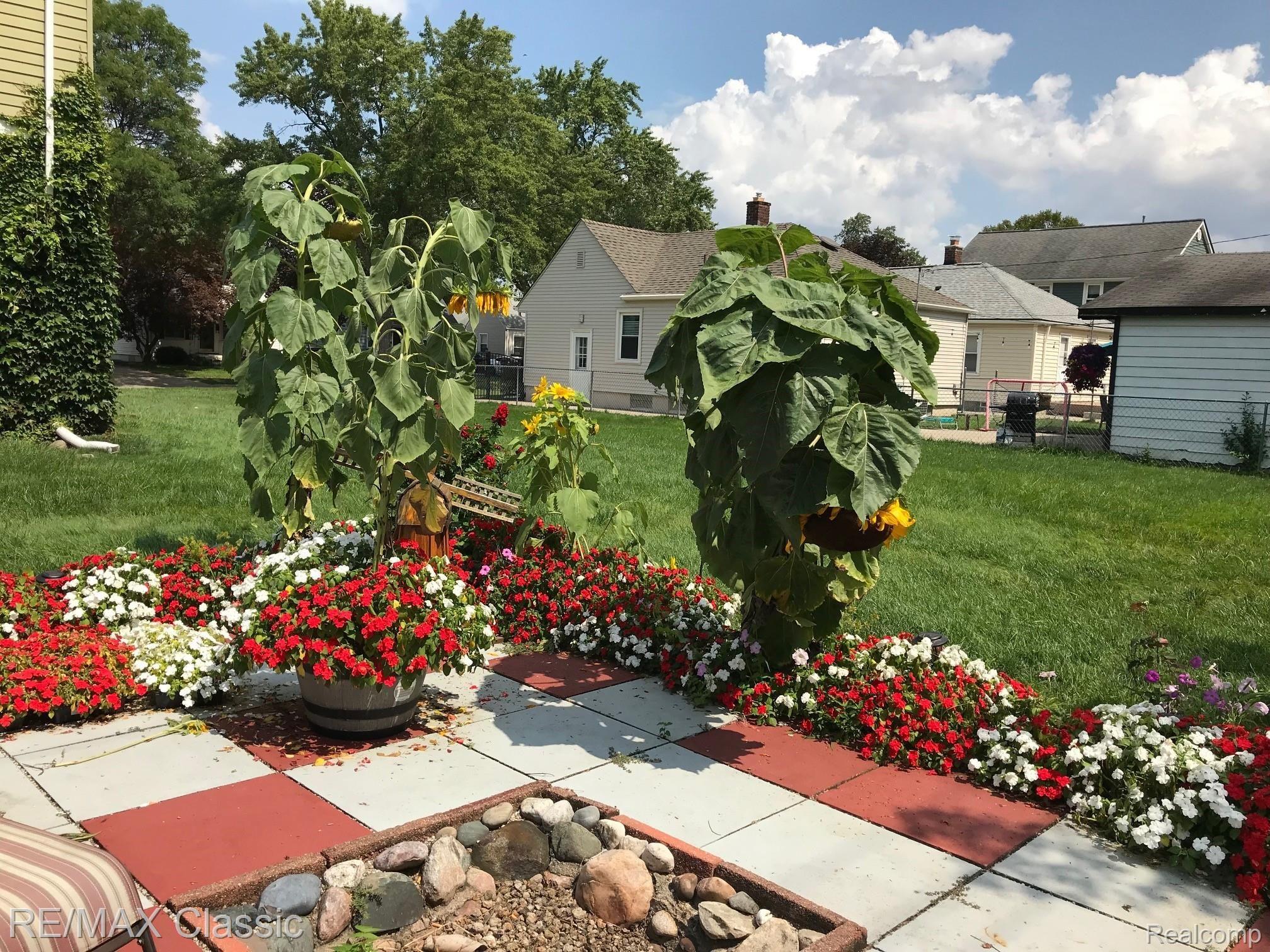 1441 Oxford Road Berkley, MI 48072 - Photo 24 of 28 Garden Patio