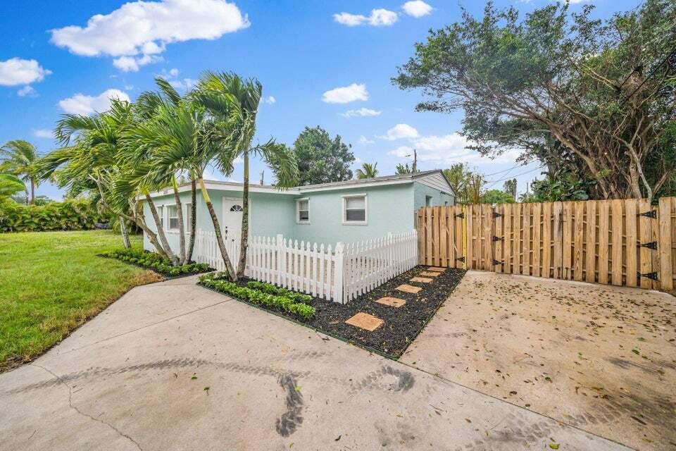5889 Williamson Road Jupiter, FL 33458 - Photo 2 of 27 a view of a wrought fence