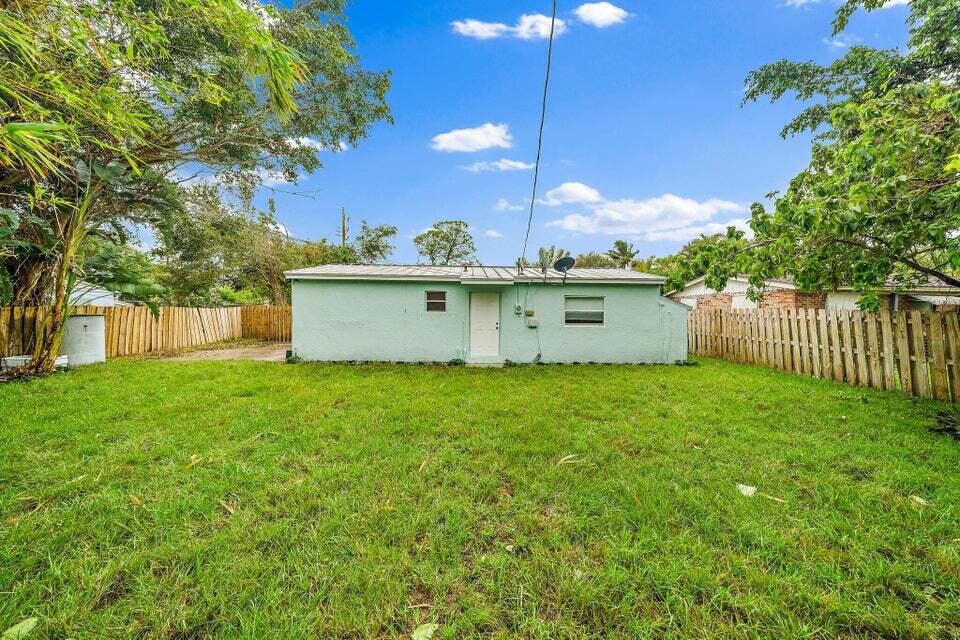 5889 Williamson Road Jupiter, FL 33458 - Photo 7 of 27 a view of a backyard with a garden