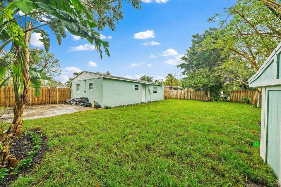 5889 Williamson Road Jupiter, FL 33458 - Photo 9 of 27 a view of a backyard with a garden