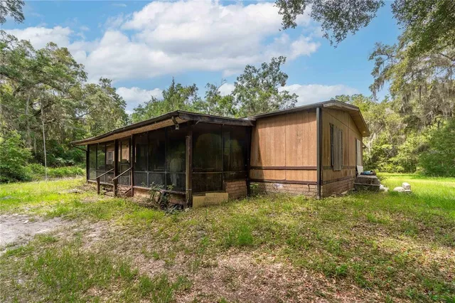 a view of yard with green space