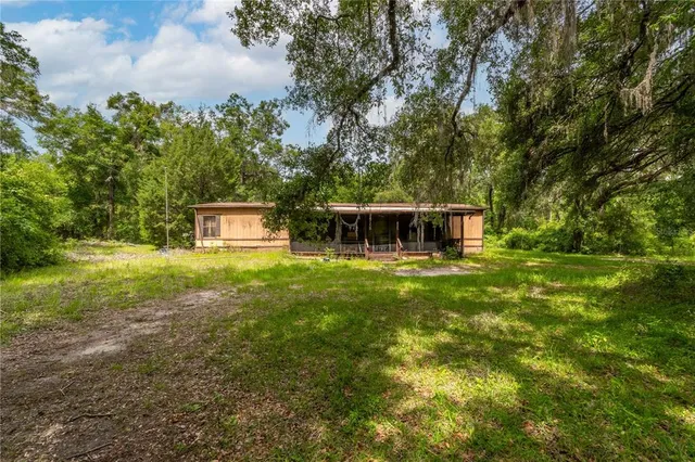a view of yard with green space