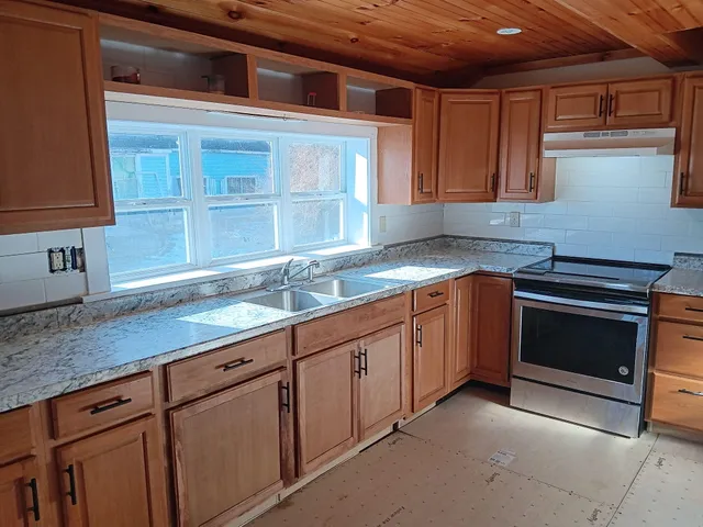 $299,500 | 104 Beechwood Street, Thomaston, ME 04861